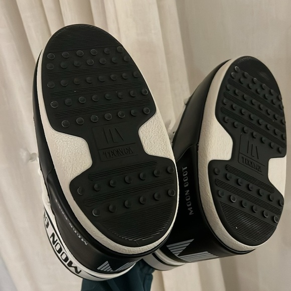 Moon Boot Black and White Winter Boots - Picture 12 of 13